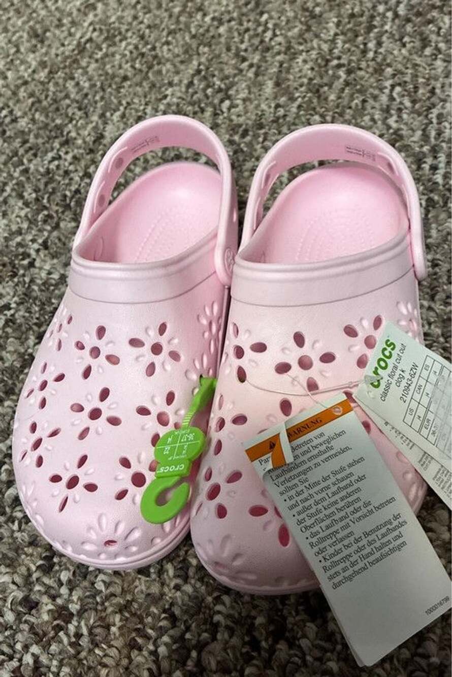 Big kids girls junior 4 nwt pink classic flower cut out crocs